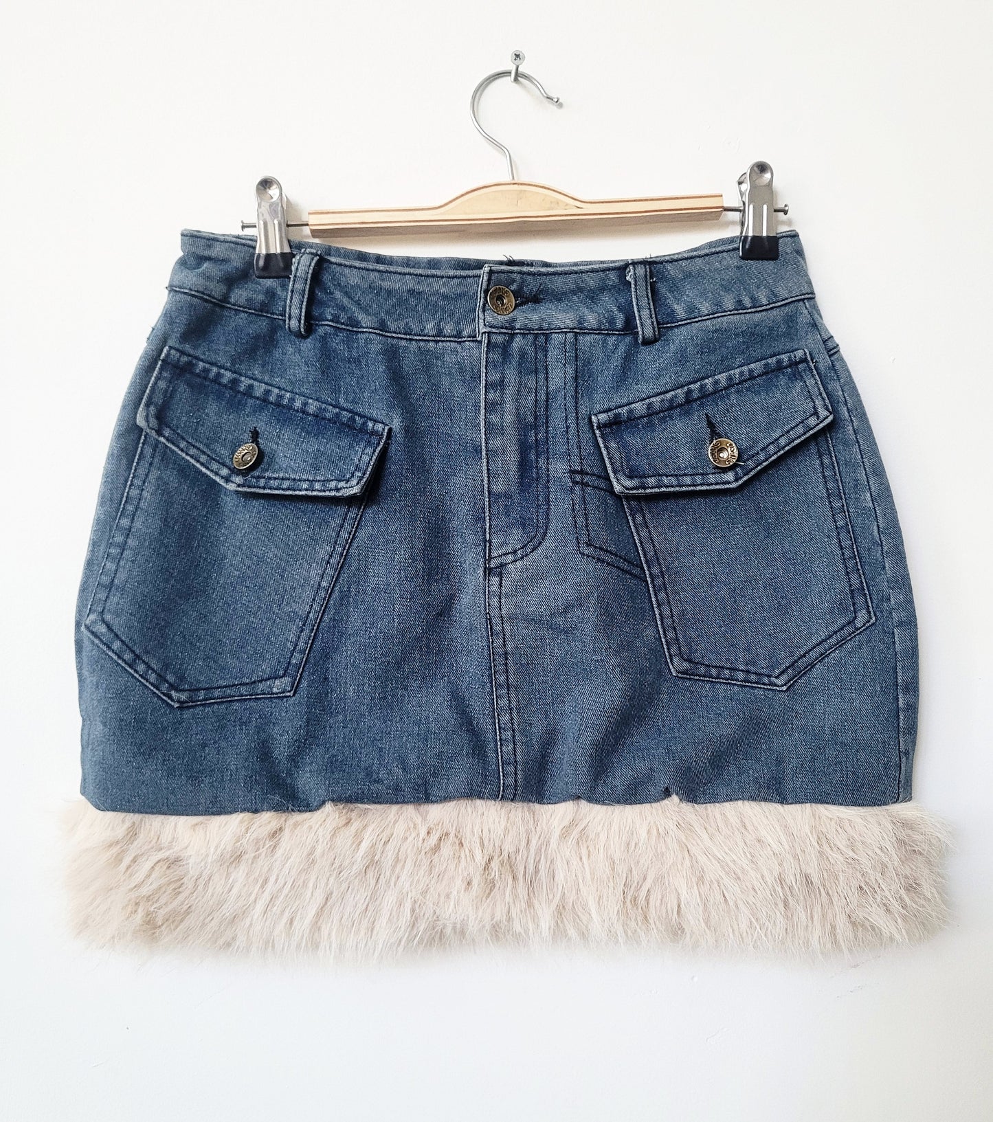 Mini falda denim con peludito