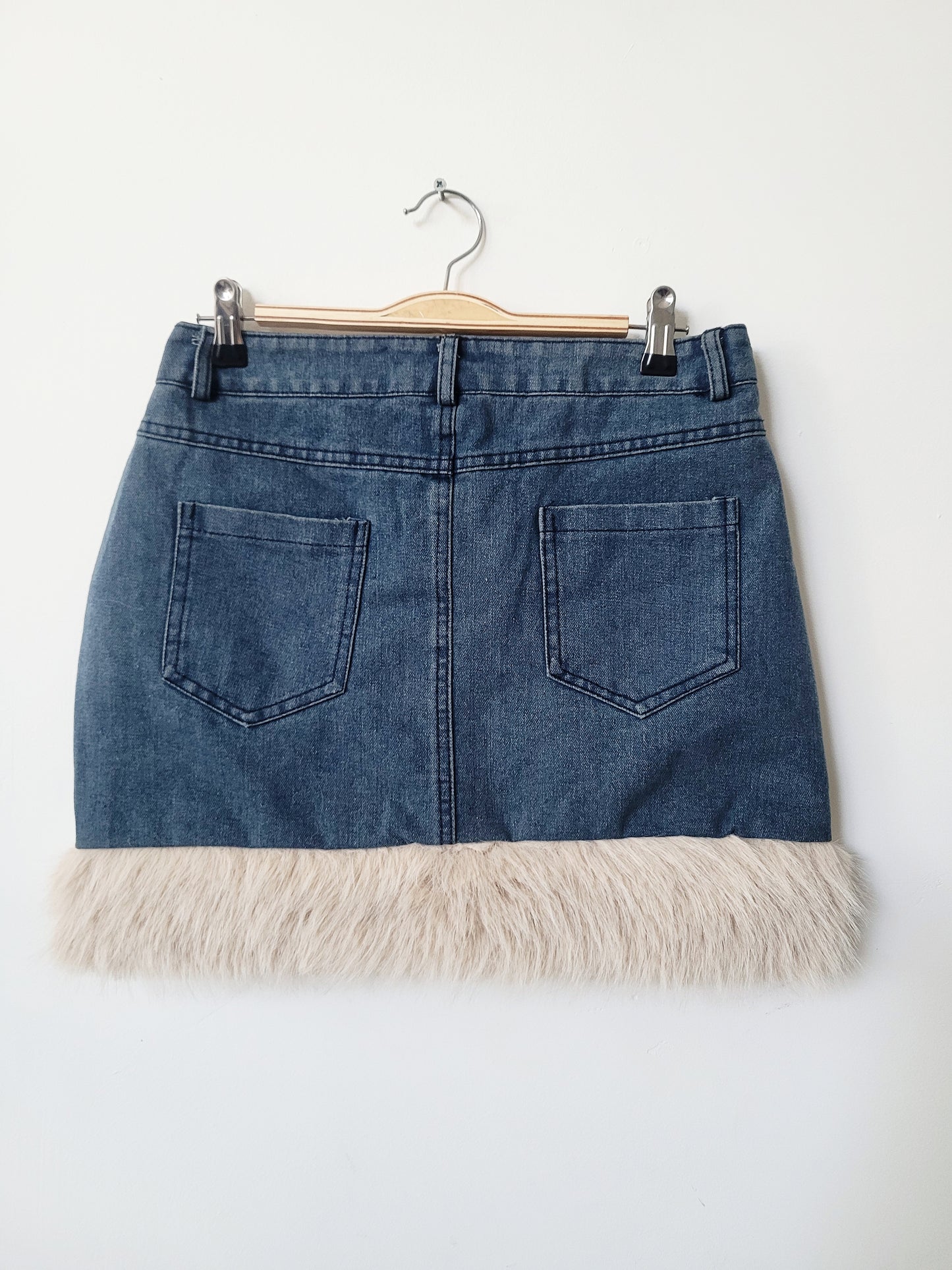 Mini falda denim con peludito