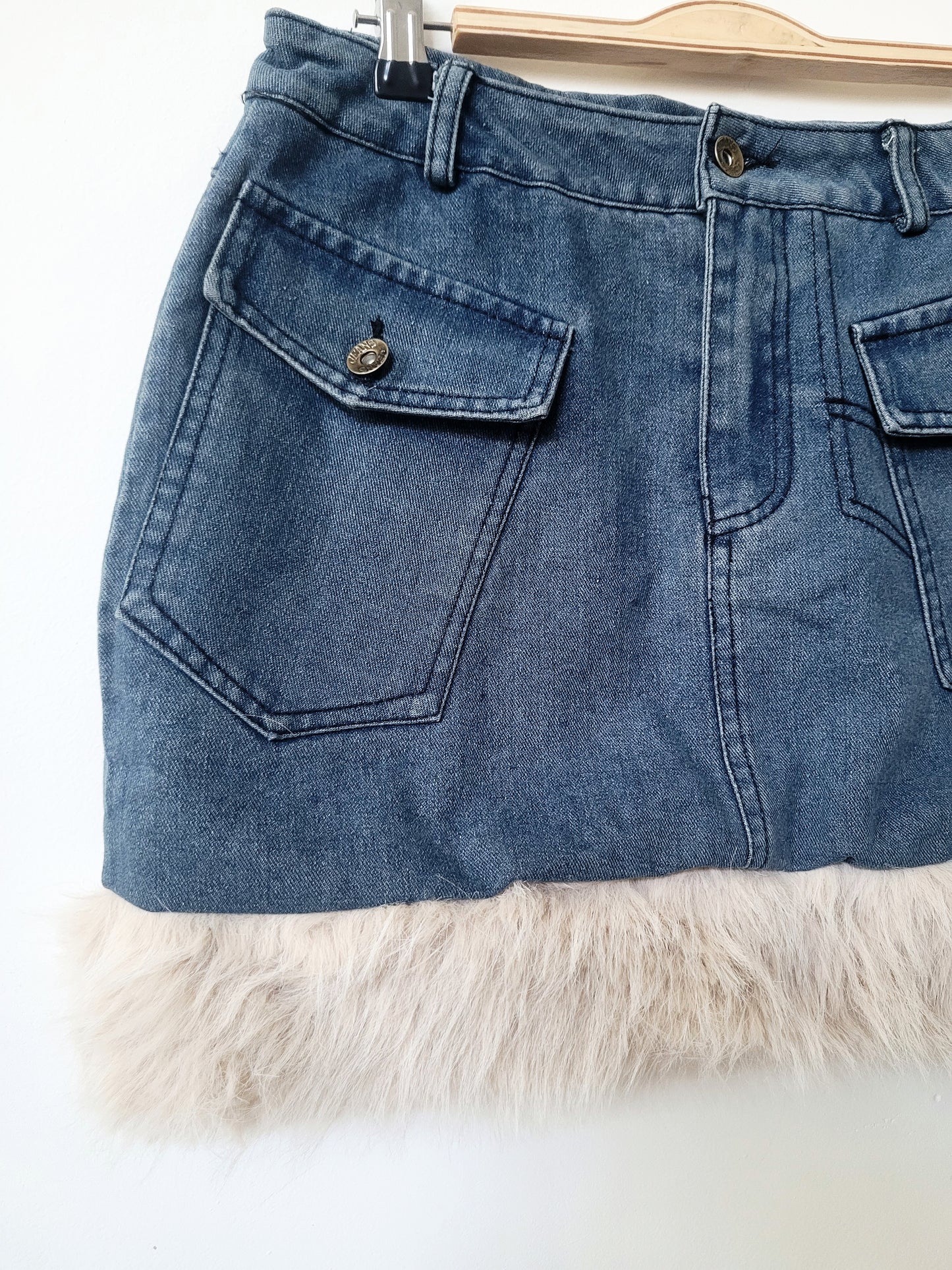 Mini falda denim con peludito